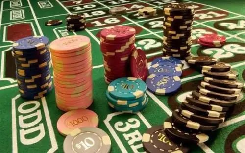 Aksi pemain bulutangkis sedang menyambar shuttlecock dalam pertandingan